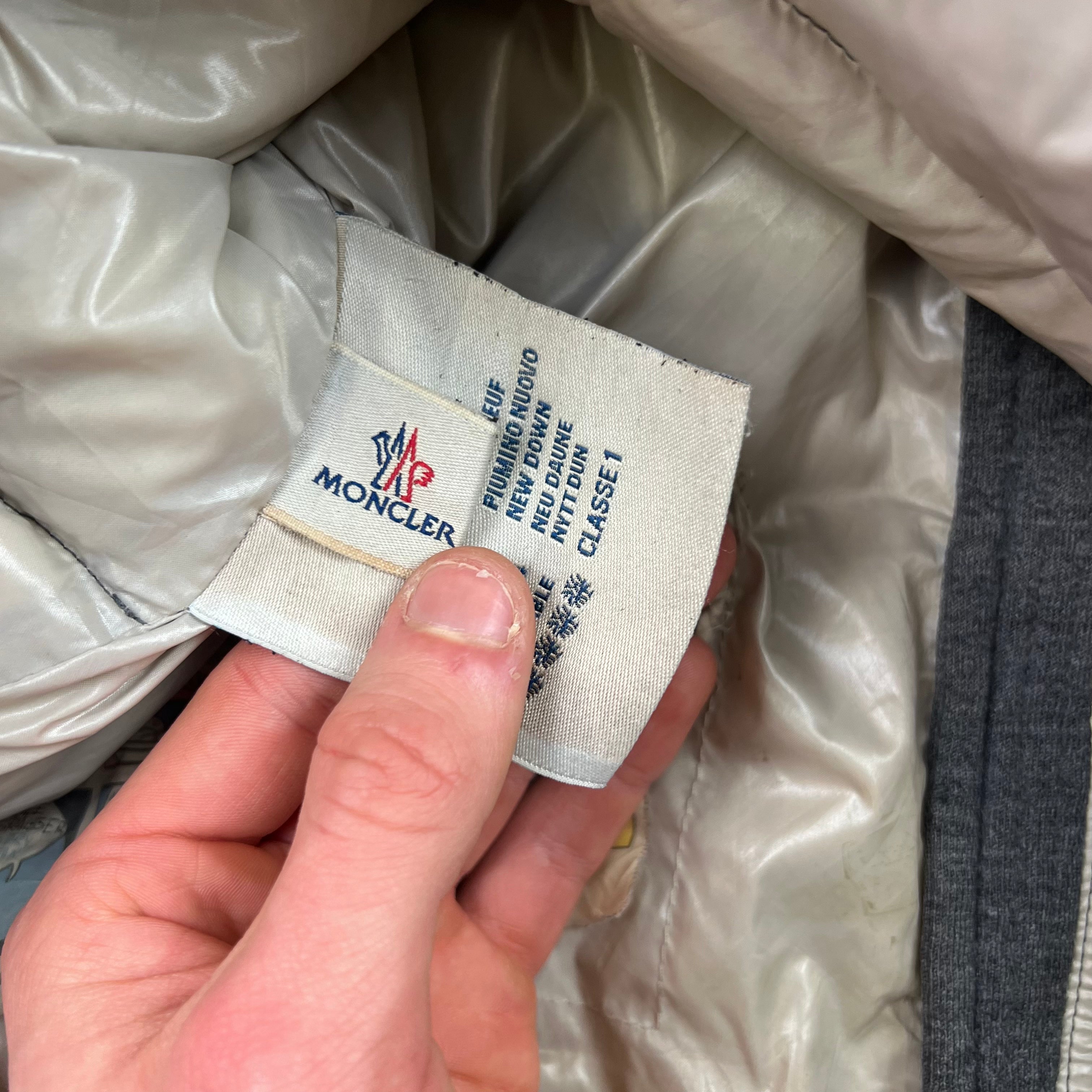 Moncler g32003 deals